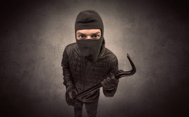 Hırsız aracı ile.