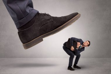 Küçük adam büyük bir güç tarafından ayaklar altına