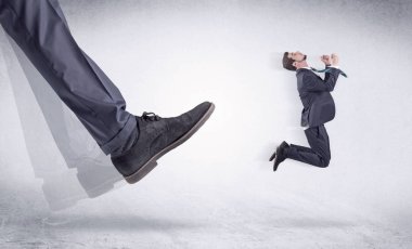 Siyah ayakkabı tekme küçük adam