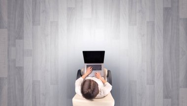 Boş bir ofiste sandalyede oturan kadın