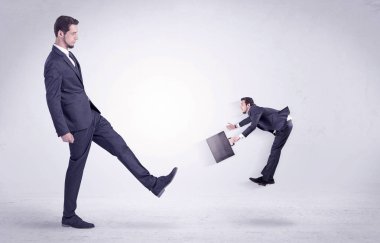 Büyük adam küçük kendisini kovuyor