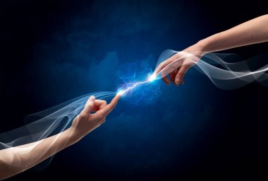 Uzayda parmakları birbirine bağlayan eller