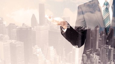 Şehir manzarası örtüşen yakışıklı bir iş adamı.