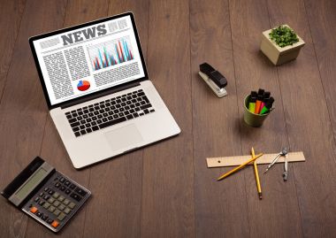 Ofis aksesuarlarıyla birlikte bilgisayar dizüstü bilgisayarı masada. 