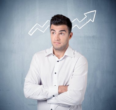 Grafik ok ile gülümseyen iş adamı