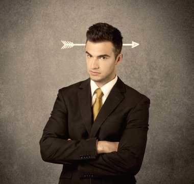 Kafasına bir ok ile genç pazarlamacı