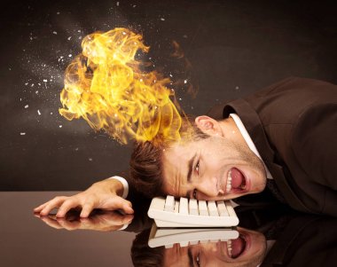 Stresli iş adamının kafası yanıyor.