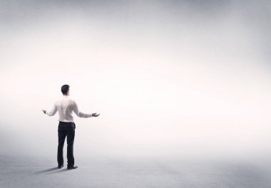 Boş beyaz arkaplanı olan satıcı