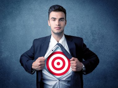 İş adamı göğsünde hedef işareti olan gömleğini yırtıyor.