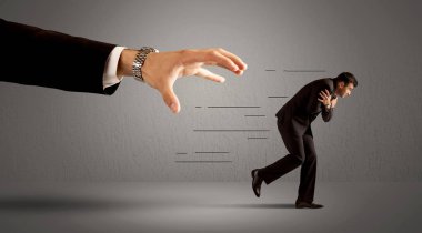 İş adamı büyük bir elden kaçıyor.