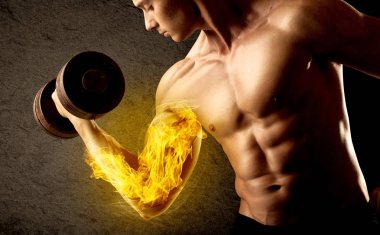 Kaslı vücut geliştirici alevli pazı konseptiyle ağırlık kaldırıyor.