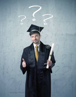 Soru işaretleri çizilmiş genç mezun.