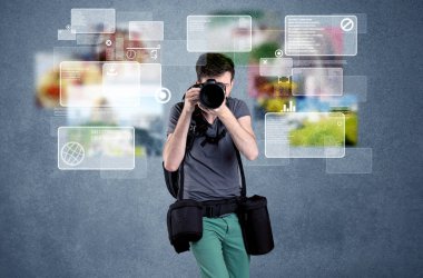 Kameralı yakışıklı fotoğrafçı.