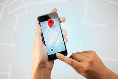 Akıllı telefon tutan bir kadın.