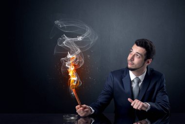 İş adamı sigara içiyor.