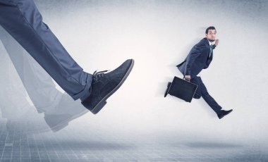 İşadamı ayak küçük iş adamı tekme