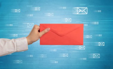 Zarf mesaj sembolleri tutan el