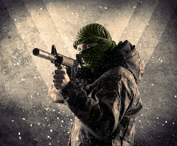 Portrait of a dangerous masked armed soldier with grungy backgro — Stock Photo, Image
