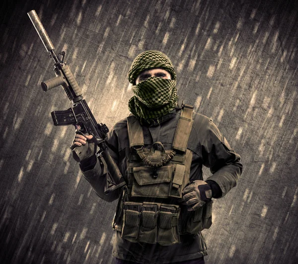 Yağmurlu arka plan üzerinde Maskeli silahlı terörist adam