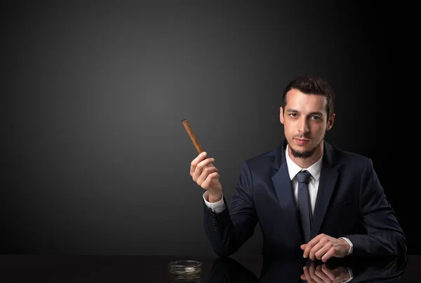Бизнесмен с сигаретой в руках . — стоковое фото