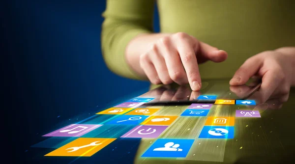 Dispositivo tablet mão segurando com aplicativo de mídia — Fotografia de Stock