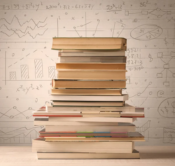 Ein Stapel Bücher mit mathematischen Formeln im Doodle-Stil — Stockfoto