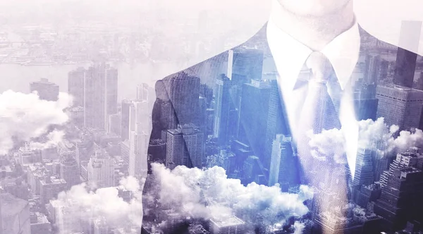 Şehir manzaralı arka planda duran iş adamı