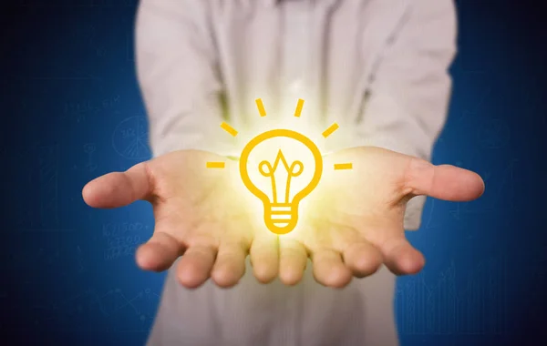 El vendedor tiene una idea brillante en la mano. — Foto de Stock