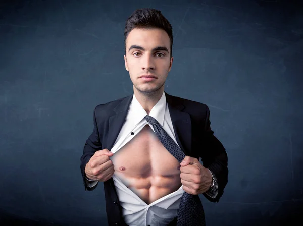 Empresario arrancando camisa y mostrando cuerpo mucular — Foto de Stock