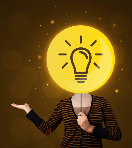 Woman holding lightbulb sign — Stock Photo, Image