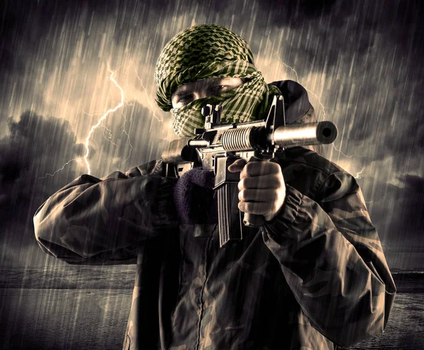 Gefährlicher bewaffneter Terrorist mit Maske und Waffe im Gewitter — Stockfoto