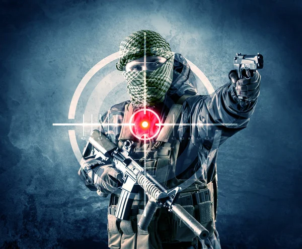 अपने शरीर पर बंदूक और लेजर लक्ष्य के साथ मुखमैथुन आतंकवादी आदमी — स्टॉक फ़ोटो, इमेज