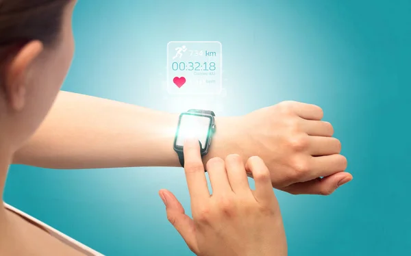 女人的手 smartwatch. — 图库照片