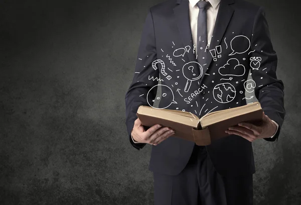 Hombre de negocios sosteniendo un libro. — Foto de Stock