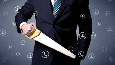 Yakışıklı adam elindeki aracıyla ayakta