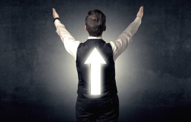 Genç işadamı ile ok sırtında duran