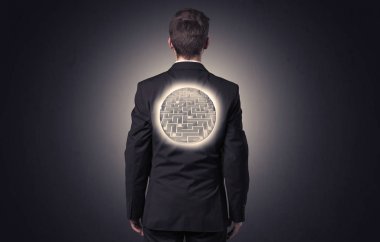 Sırtında labirent ile ayakta işadamı