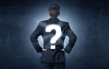 Soru işaretiyle sırtında duran adam