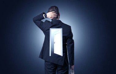 Sırtını kapıya ile ayakta işadamı