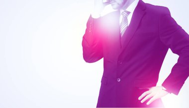 Genç işadamı ayakta durup düşünüyor