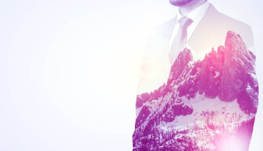 Dağ grafik ile ayakta işadamı