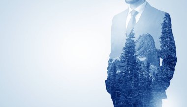 Dağ ile ayakta işadamı