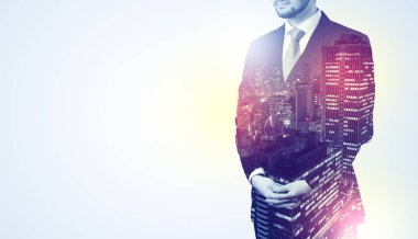 Gece şehir grafik ile ayakta işadamı