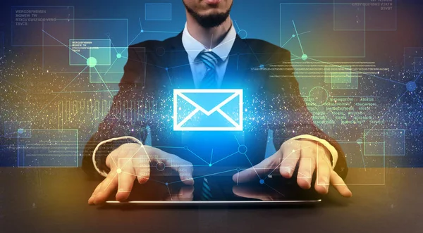 Imprenditore digitazione e mailing icona sopra — Foto Stock