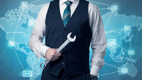 Yakışıklı businassman ayakta elinde aracıyla