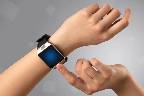 Mano femenina usando smartwatch — Foto de Stock