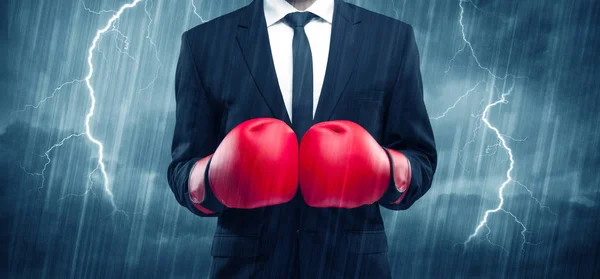 Empresario boxeando bajo la lluvia — Foto de Stock