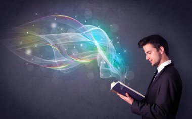 Genç adam kitap dalgalar ile