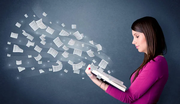 Jovem senhora segurando livro — Fotografia de Stock