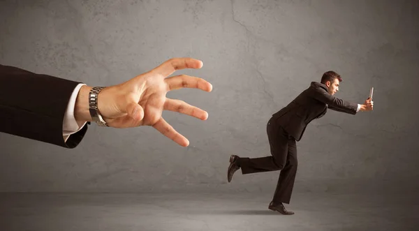 Geschäftsmann läuft aus der Hand — Stockfoto